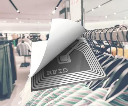 Hızlı moda endüstrisinde RFID teknolojisinin avantajları ve uygulama örnekleri